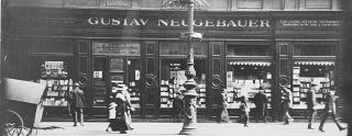 Historische Fassade der Buchhandlung Neugebauer.