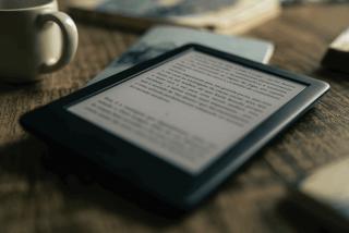 E-Reader am Tisch