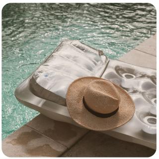 Luftmatraze beim Pool. Link zu unserem Onlineschaufenster Sommer, Sonne, Sehnsucht.