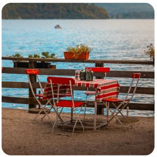 Gartenstühle beim See. Link zu unserem Onlineschaufenster Bücher aus Österreich.